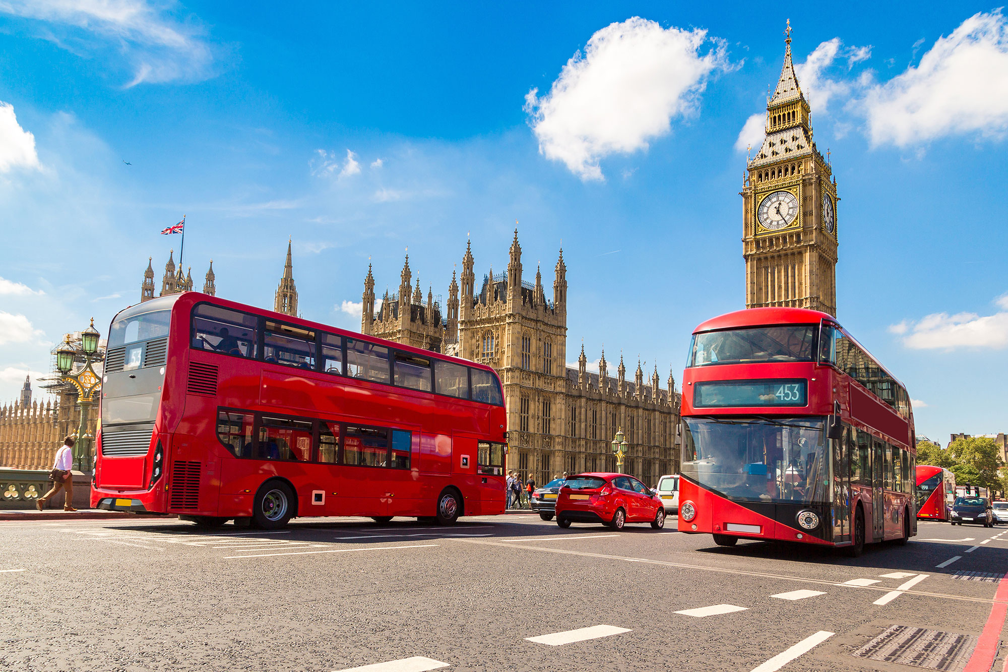 Big-Ben,-Westminster-Bridge,-red-bus-in-London