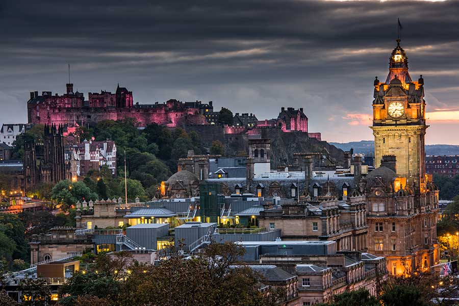 Edinburgh-castle-and-Cityscape-at-night