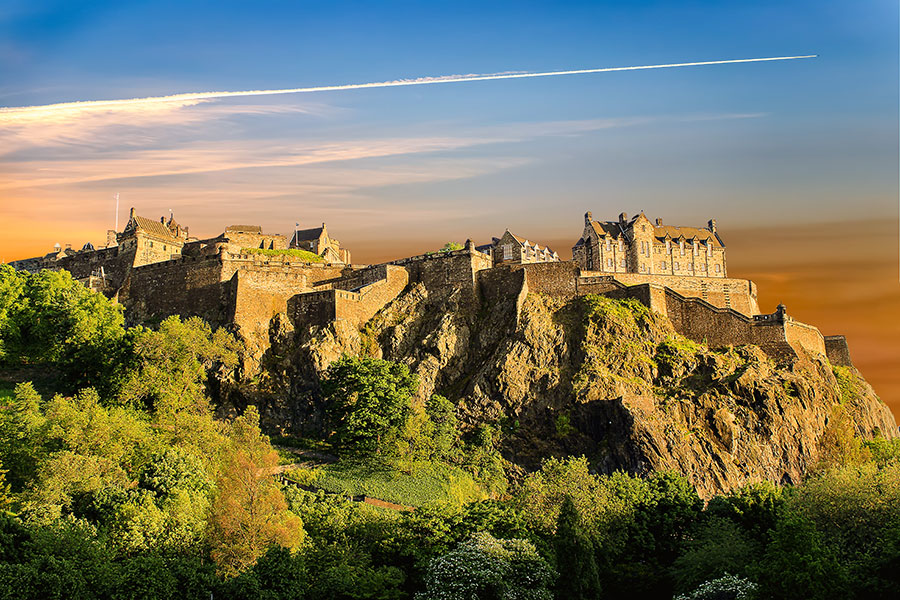 Looking-up-the-hill-at-Edinburgh-Castle