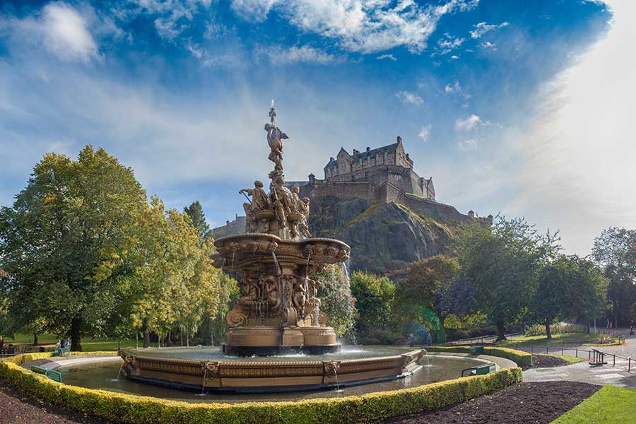 Ross-Fountain-with-Edinburgh-Castle-in-the-background