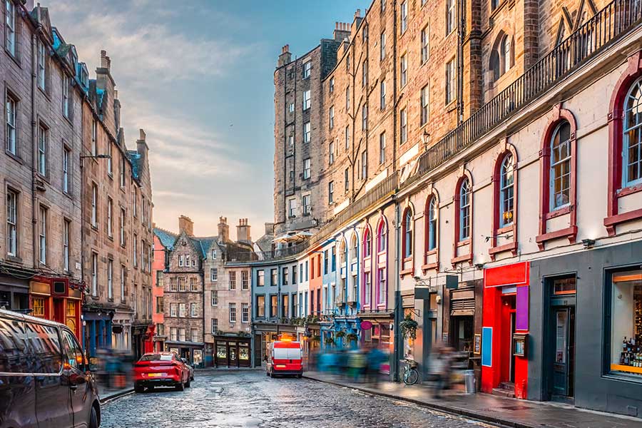 famous-Victoria-Street-in-Edinburgh-Old-Town